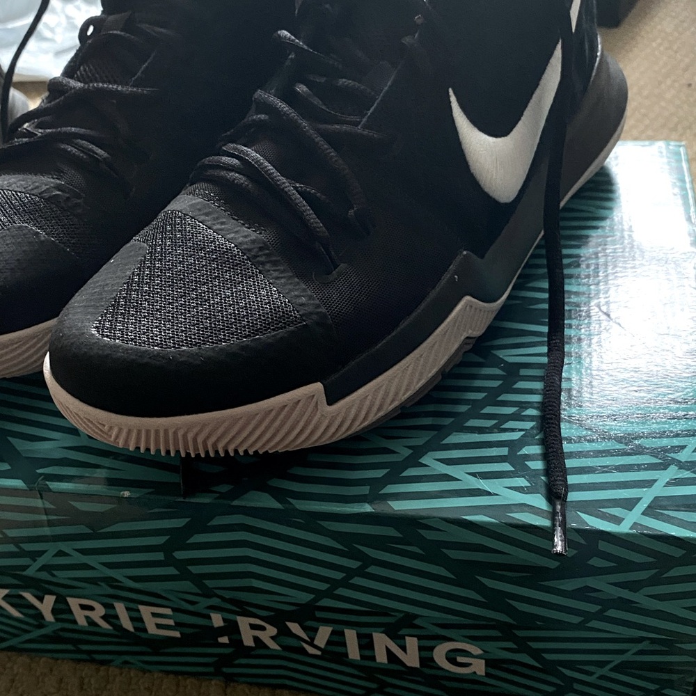 KYRIE 3s // Great Condition